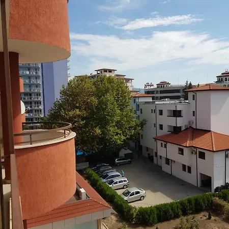 в4-3, Ashton Hall ساني بيتش